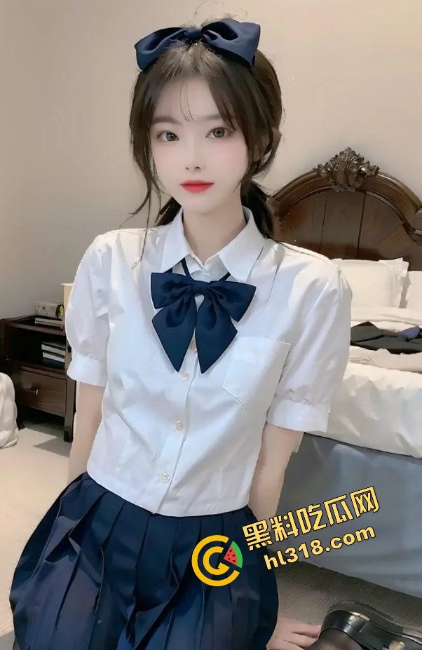 制服少女深夜骑行骚操作，街头大胆露出肉棒插共享单车坐垫自慰，假鸡巴插在体内骑车动作怪异引路人侧目！  第5张