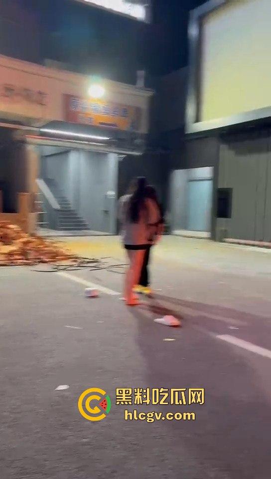 女生打架真有看头!夜晚互殴上演啤酒瓶砸头大战,只因男友劈腿当场火拼! 第11张 女生打架真有看头!夜晚互殴上演啤酒瓶砸头大战,只因男友劈腿当场火拼! 第11张