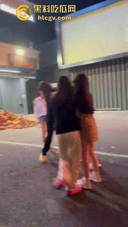 女生打架真有看头!夜晚互殴上演啤酒瓶砸头大战,只因男友劈腿当场火拼! 第12张 女生打架真有看头!夜晚互殴上演啤酒瓶砸头大战,只因男友劈腿当场火拼! 第12张