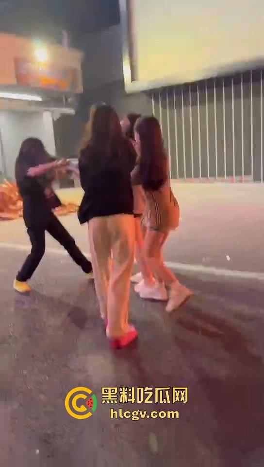女生打架真有看头!夜晚互殴上演啤酒瓶砸头大战,只因男友劈腿当场火拼! 第13张 女生打架真有看头!夜晚互殴上演啤酒瓶砸头大战,只因男友劈腿当场火拼! 第13张