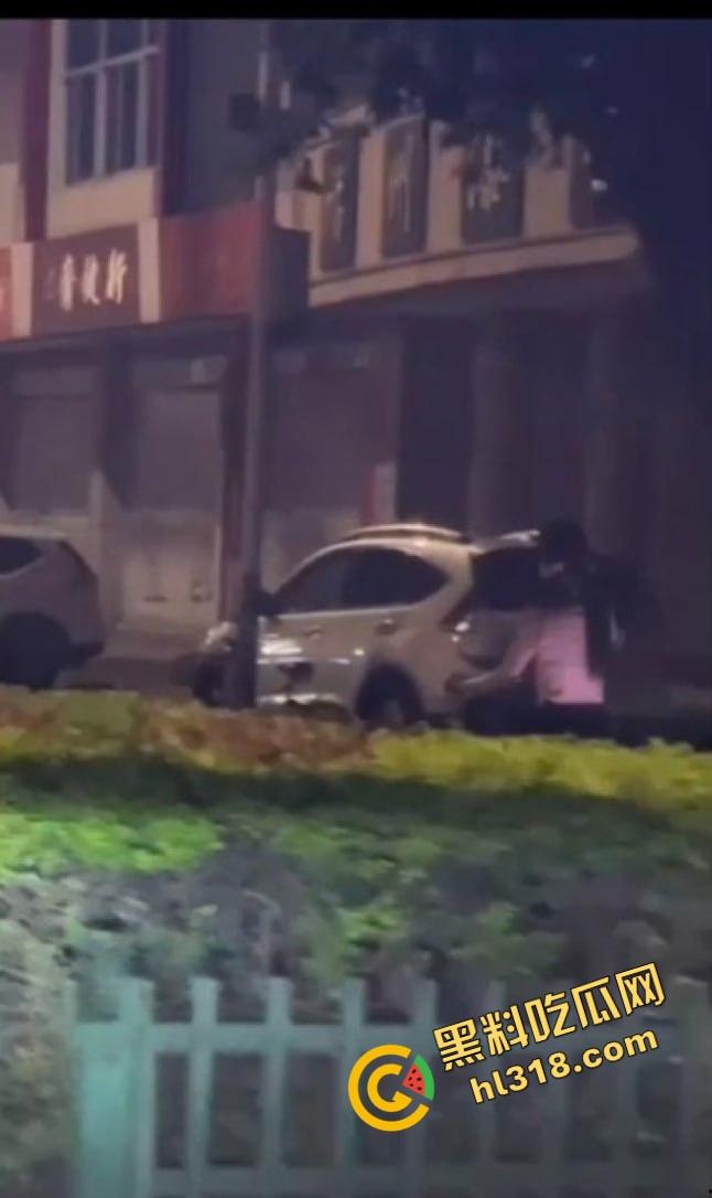 制服少女深夜骑行骚操作，街头大胆露出肉棒插共享单车坐垫自慰，假鸡巴插在体内骑车动作怪异引路人侧目！  第7张