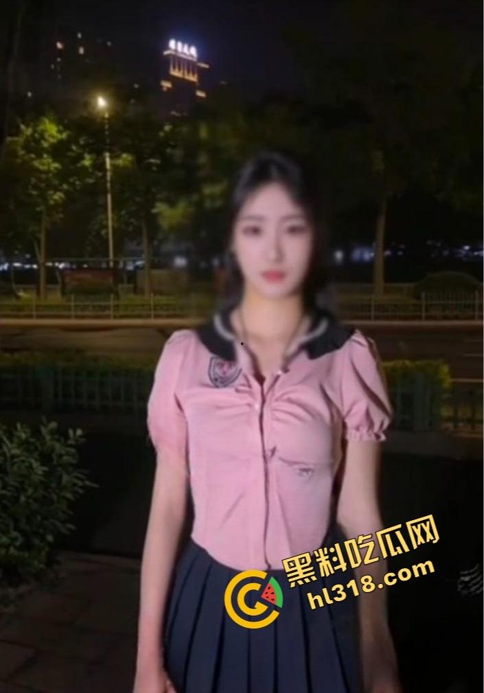 制服少女深夜骑行骚操作，街头大胆露出肉棒插共享单车坐垫自慰，假鸡巴插在体内骑车动作怪异引路人侧目！  第9张
