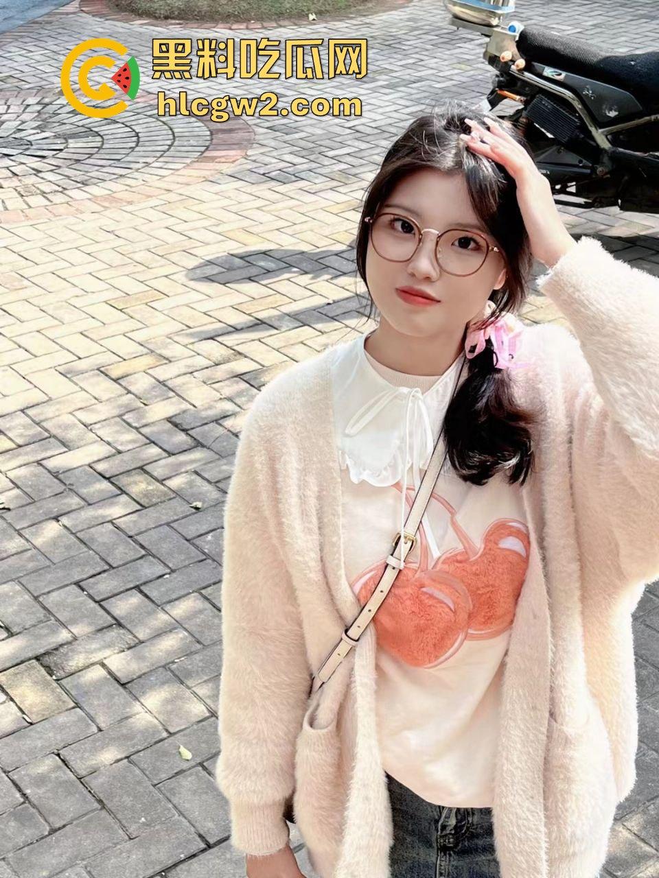 广西职业技术学院『严妍然』家里丝袜堆得跟小卖部似的！肉丝黑丝白丝轮番上演足交秀，男友被操到腿软！  第1张