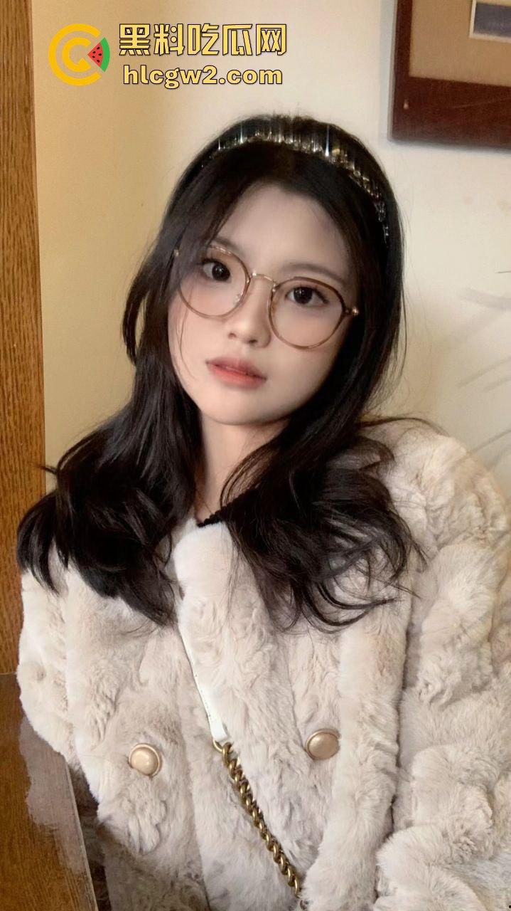 广西职业技术学院『严妍然』家里丝袜堆得跟小卖部似的！肉丝黑丝白丝轮番上演足交秀，男友被操到腿软！  第2张