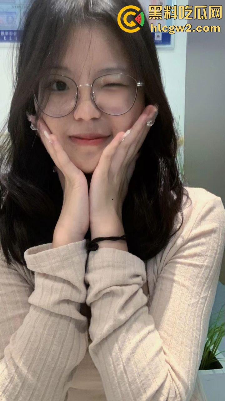 广西职业技术学院『严妍然』家里丝袜堆得跟小卖部似的！肉丝黑丝白丝轮番上演足交秀，男友被操到腿软！  第6张