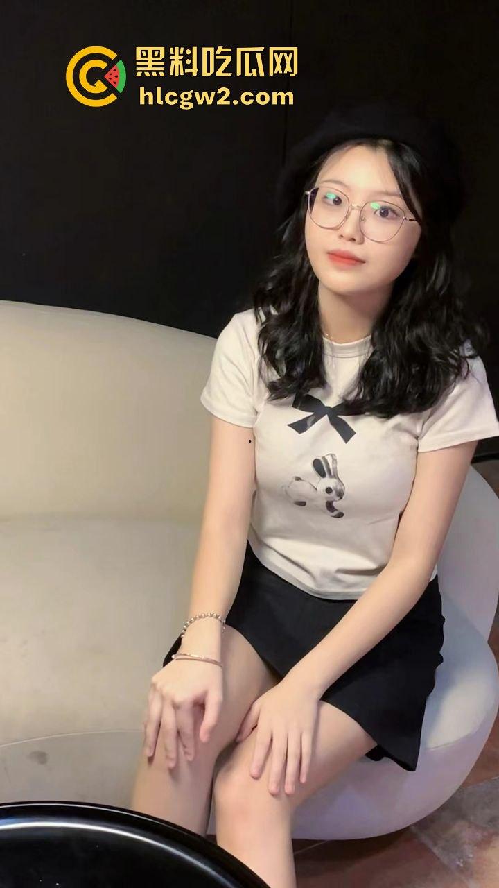 广西职业技术学院『严妍然』家里丝袜堆得跟小卖部似的！肉丝黑丝白丝轮番上演足交秀，男友被操到腿软！  第8张