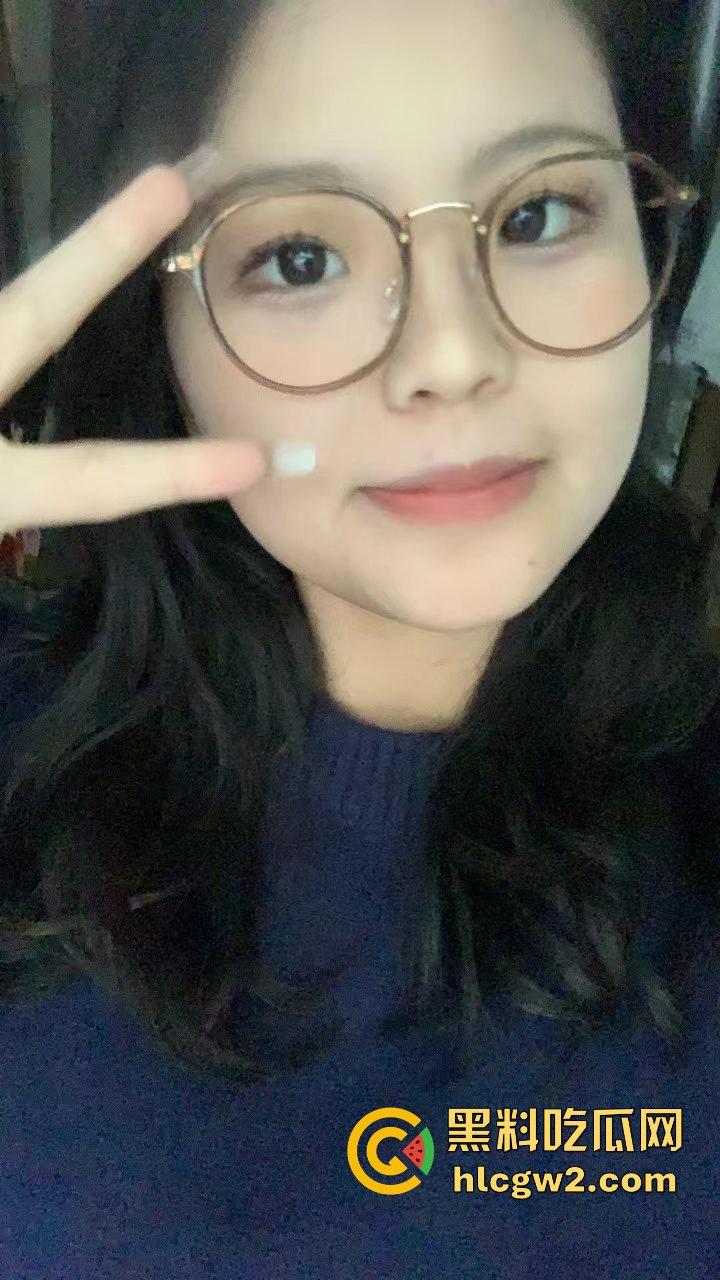 广西职业技术学院『严妍然』家里丝袜堆得跟小卖部似的！肉丝黑丝白丝轮番上演足交秀，男友被操到腿软！  第9张