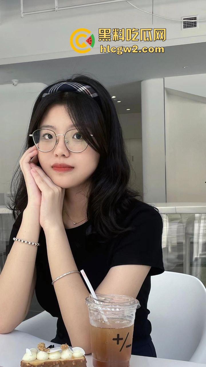 广西职业技术学院『严妍然』家里丝袜堆得跟小卖部似的！肉丝黑丝白丝轮番上演足交秀，男友被操到腿软！  第14张