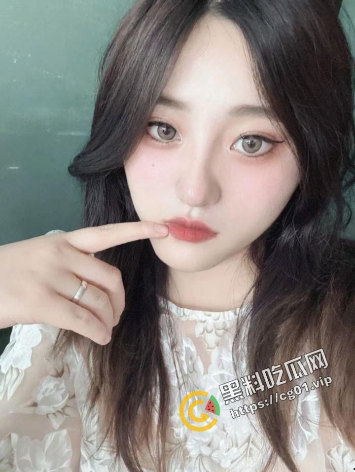 四川税务局职员 反差婊母狗 吴晓怡 被渣男投稿曝光！小骚货在停车场就吃鸡 回家被猛干！  第1张