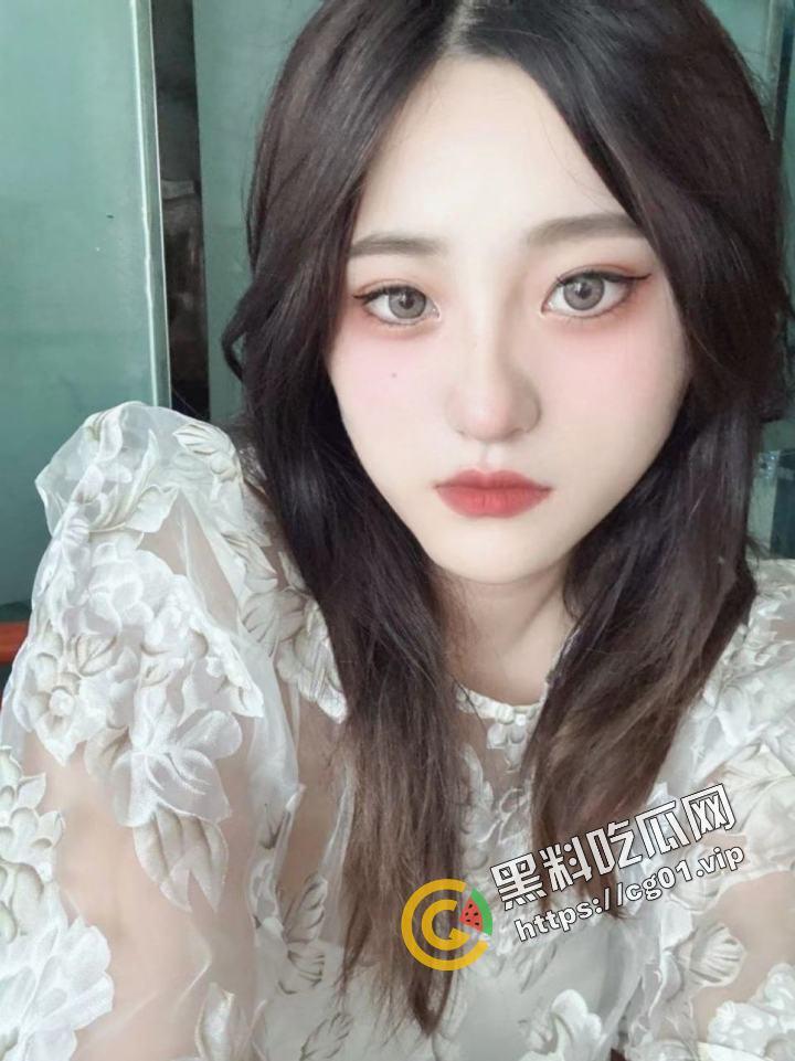 四川税务局职员 反差婊母狗 吴晓怡 被渣男投稿曝光！小骚货在停车场就吃鸡 回家被猛干！  第2张