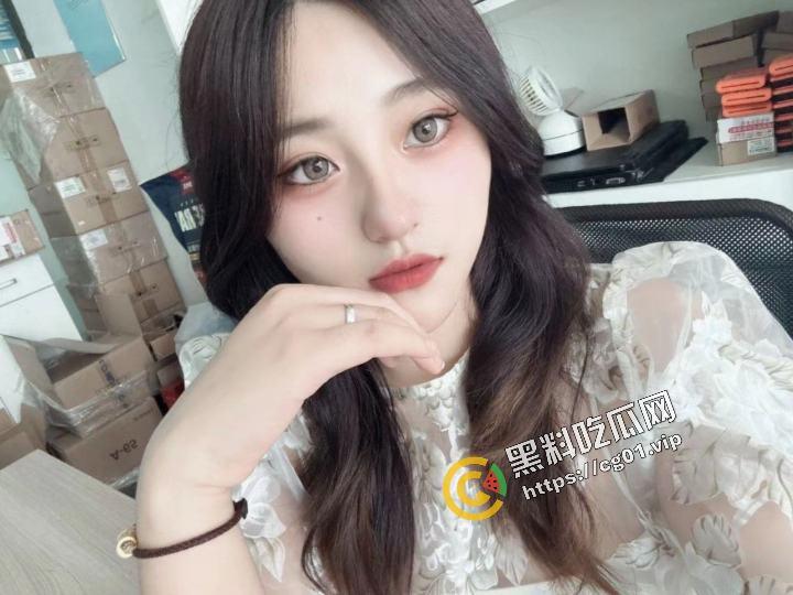 四川税务局职员 反差婊母狗 吴晓怡 被渣男投稿曝光！小骚货在停车场就吃鸡 回家被猛干！  第4张