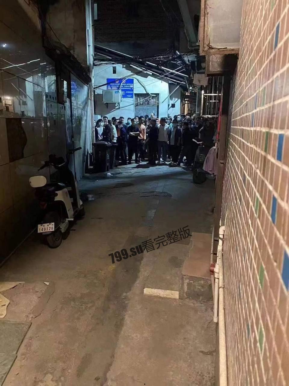 快餐妹子门前排队 身体顶不住叫 120！  第3张
