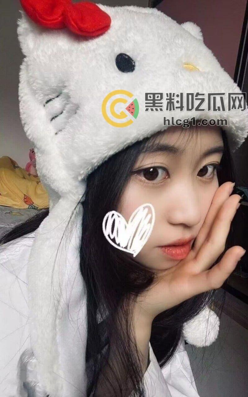 青海女子「李敏」激情裸聊视频外泄，一边看男友录的视频还一边给男友口！  第2张