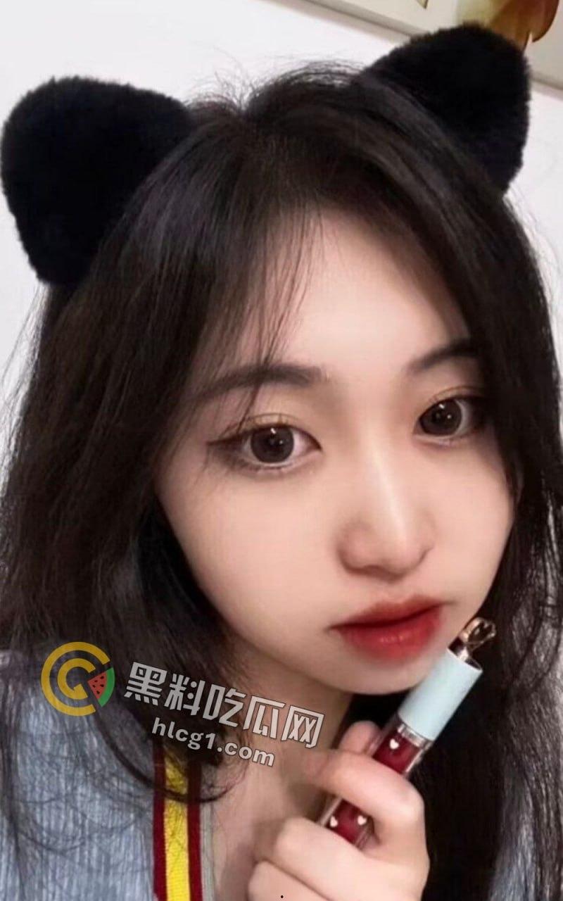 青海女子「李敏」激情裸聊视频外泄，一边看男友录的视频还一边给男友口！  第3张