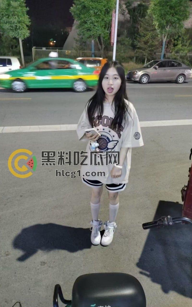 青海女子「李敏」激情裸聊视频外泄，一边看男友录的视频还一边给男友口！  第6张