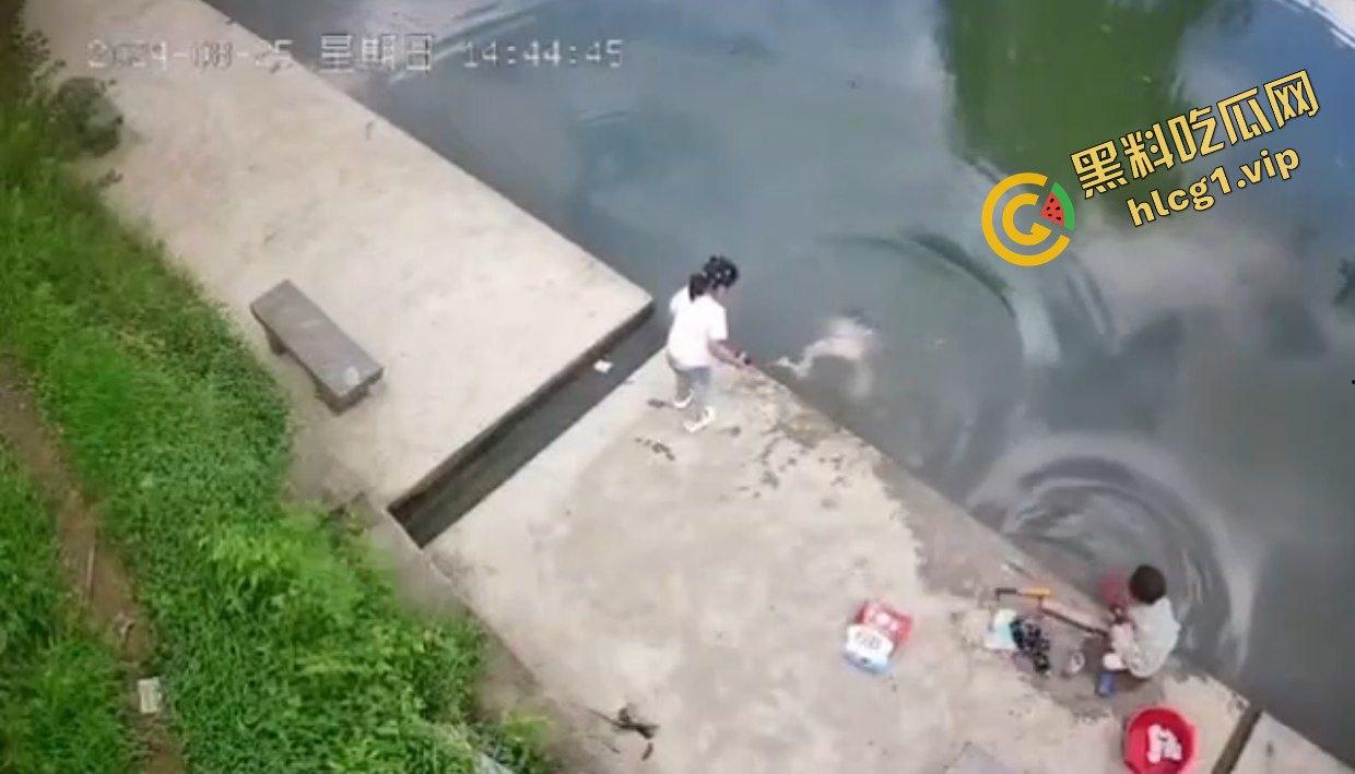 浙江儿童小女孩 与2个伙伴河边玩耍 不慎落水！4分钟后救起！  第5张