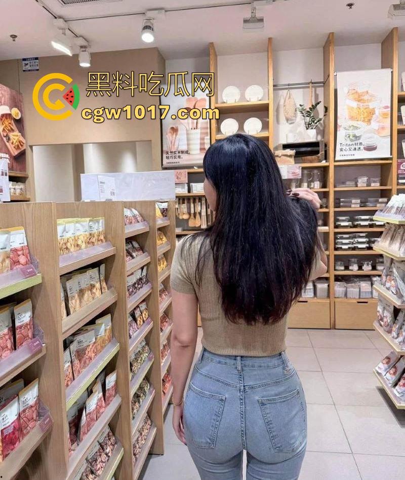 海角乱伦！夜闯堂姐闺房，强脱健身瑜伽裤，肛塞插入堂姐屁眼，让堂姐跪舔鸡巴，无套猛操，操的直叫爸爸！  第2张