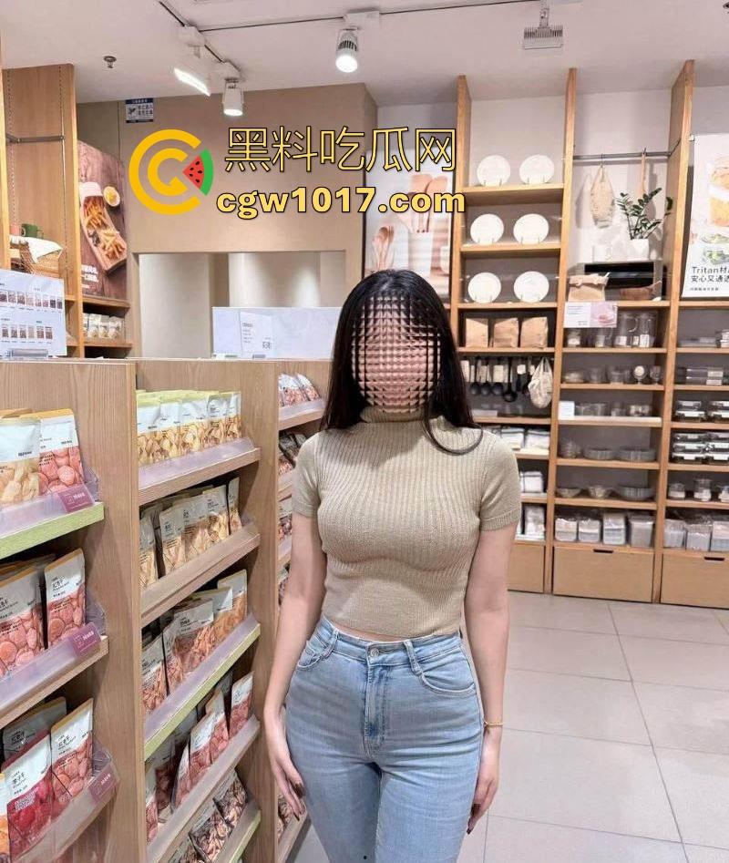 海角乱伦！夜闯堂姐闺房，强脱健身瑜伽裤，肛塞插入堂姐屁眼，让堂姐跪舔鸡巴，无套猛操，操的直叫爸爸！  第3张