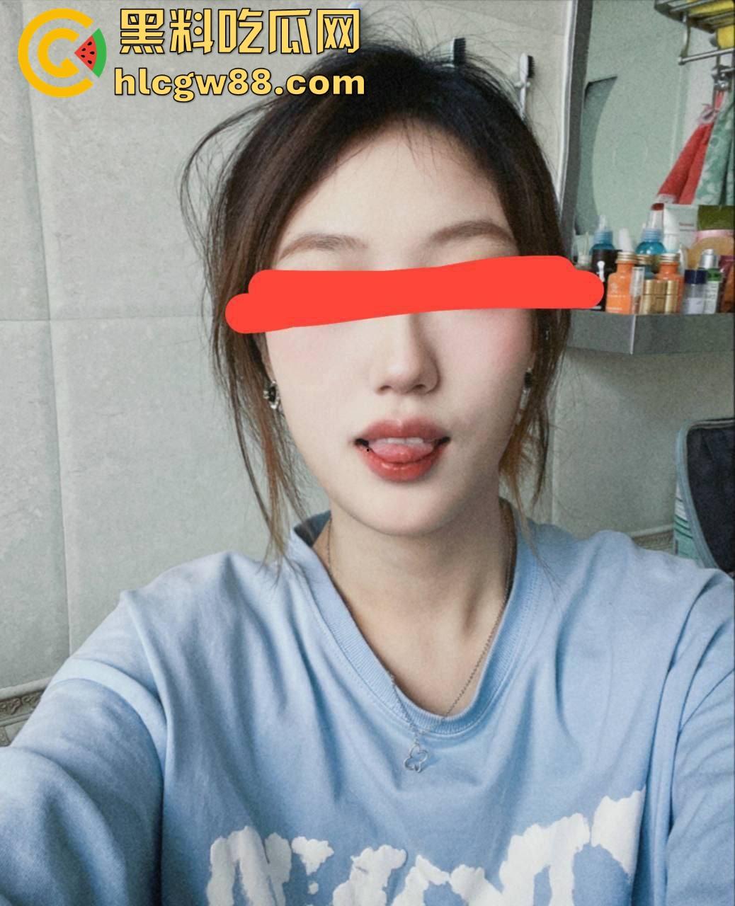 佛山美宜家便利店小妹【方丽梁】带去吃个烤肉就拿下，素颜有点吓人床上情绪价值拉满，被干到翻白眼！  第1张