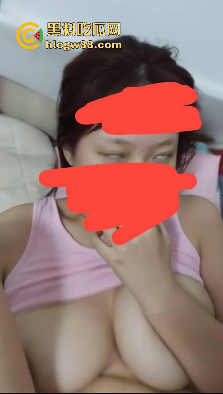 佛山美宜家便利店小妹【方丽梁】带去吃个烤肉就拿下，素颜有点吓人床上情绪价值拉满，被干到翻白眼！  第6张