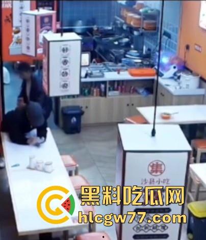 沙县小吃 猥琐男偷吻女生屁股 被监控拍下 哥们饥渴过头了 隔着裤子的屁股你能闻到什么啊！  第1张