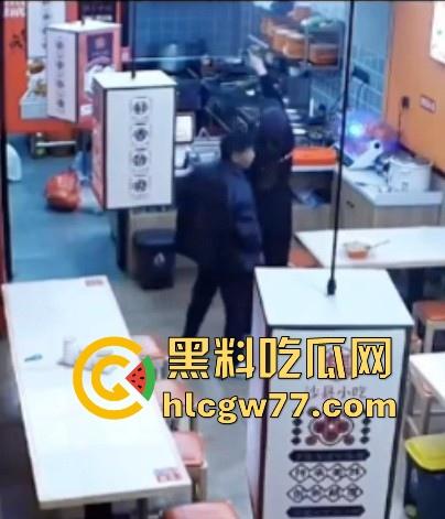 沙县小吃 猥琐男偷吻女生屁股 被监控拍下 哥们饥渴过头了 隔着裤子的屁股你能闻到什么啊！  第2张