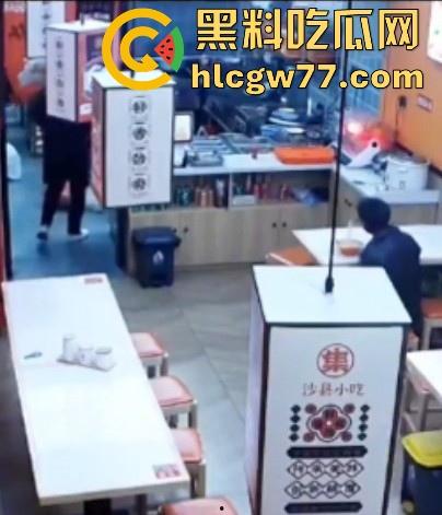 沙县小吃 猥琐男偷吻女生屁股 被监控拍下 哥们饥渴过头了 隔着裤子的屁股你能闻到什么啊！  第3张