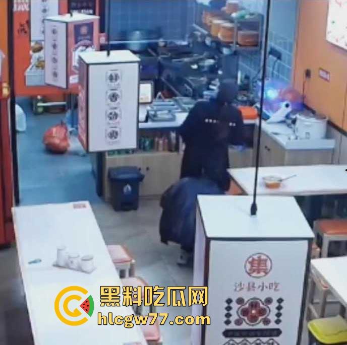 沙县小吃 猥琐男偷吻女生屁股 被监控拍下 哥们饥渴过头了 隔着裤子的屁股你能闻到什么啊！  第4张