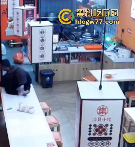 沙县小吃 猥琐男偷吻女生屁股 被监控拍下 哥们饥渴过头了 隔着裤子的屁股你能闻到什么啊！  第5张