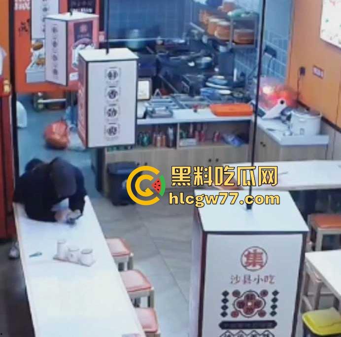 沙县小吃 猥琐男偷吻女生屁股 被监控拍下 哥们饥渴过头了 隔着裤子的屁股你能闻到什么啊！  第6张