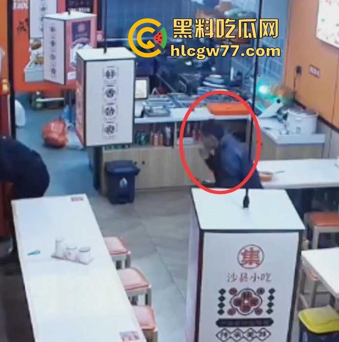 沙县小吃 猥琐男偷吻女生屁股 被监控拍下 哥们饥渴过头了 隔着裤子的屁股你能闻到什么啊！  第7张