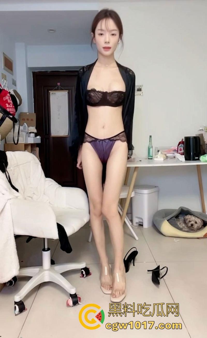 极品身材网黄博主【乖乖】自慰福利曝光，瘦美巨乳福利姬，黑丝蕾边骚舞点爆全场，粉嫩美穴被跳蛋填满，太顶了！  第1张