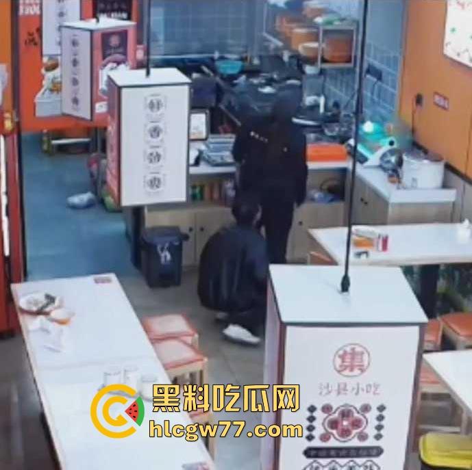 沙县小吃 猥琐男偷吻女生屁股 被监控拍下 哥们饥渴过头了 隔着裤子的屁股你能闻到什么啊！  第8张