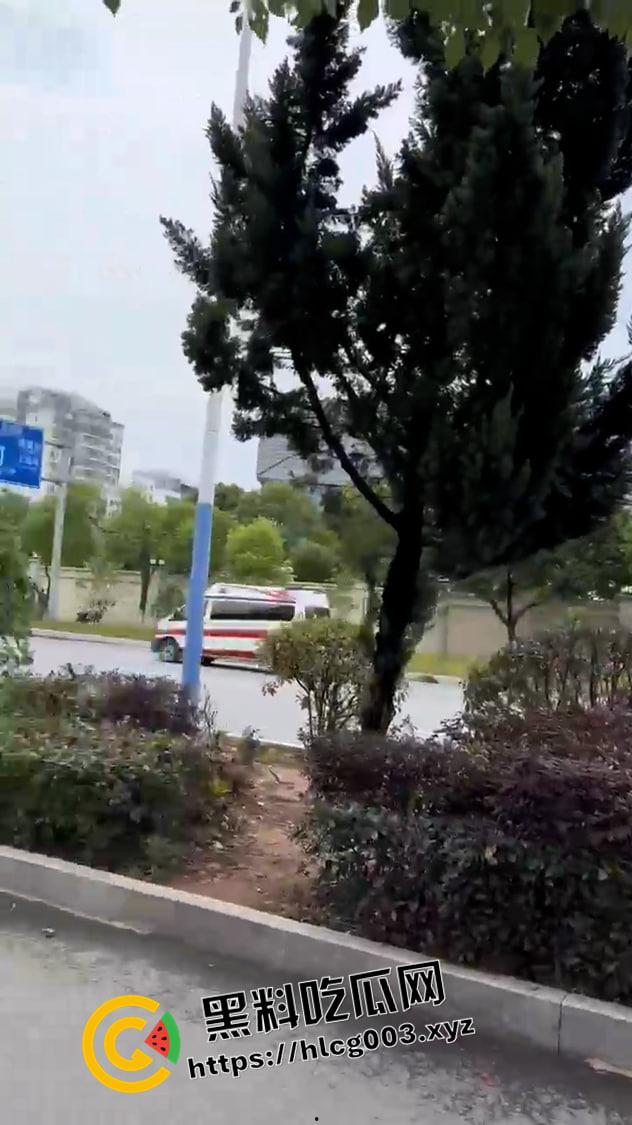 大瓜速递！江西贵溪特大伤人案现场视频流出 暴徒闯进校园狂杀老师和学生 血腥慎入  第6张