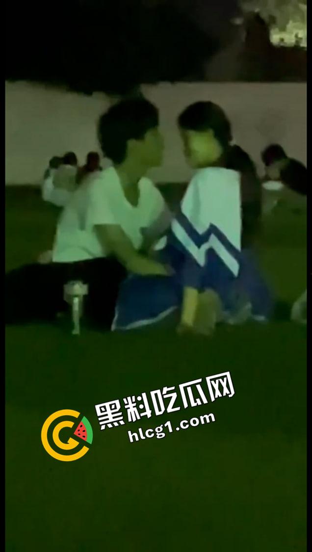 河南经济贸易技术学院 情侣操场发情 大庭广众插进去 同学让我也分享一下你的快乐吧 第1张 河南经济贸易技术学院 情侣操场发情 大庭广众插进去 同学让我也分享一下你的快乐吧 第1张