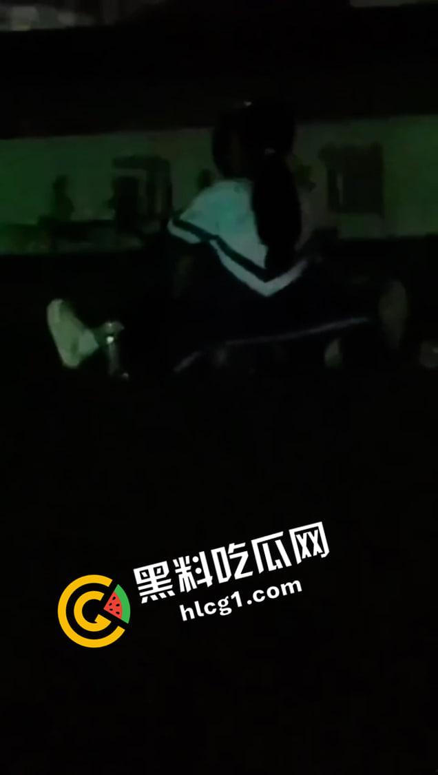 河南经济贸易技术学院 情侣操场发情 大庭广众插进去 同学让我也分享一下你的快乐吧 第2张 河南经济贸易技术学院 情侣操场发情 大庭广众插进去 同学让我也分享一下你的快乐吧 第2张