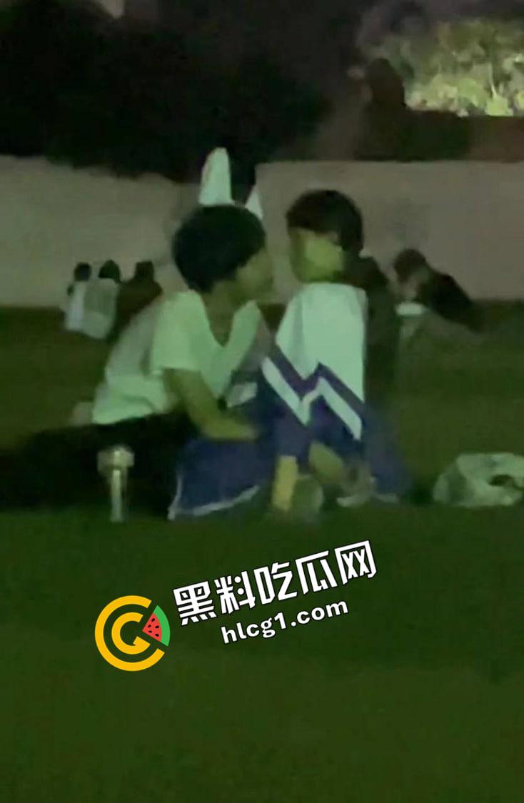 河南经济贸易技术学院 情侣操场发情 大庭广众插进去 同学让我也分享一下你的快乐吧 第3张 河南经济贸易技术学院 情侣操场发情 大庭广众插进去 同学让我也分享一下你的快乐吧 第3张