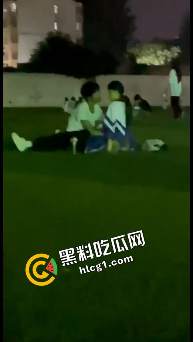 河南经济贸易技术学院 情侣操场发情 大庭广众插进去 同学让我也分享一下你的快乐吧 第4张 河南经济贸易技术学院 情侣操场发情 大庭广众插进去 同学让我也分享一下你的快乐吧 第4张