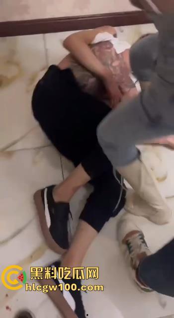 东北精神小伙背刺兄弟在宾馆被抓，朝头上圈踢猛踹，女友死死护住也被打的嘴巴流血  第3张
