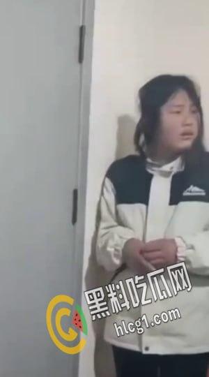 “说话呀 你他妈要死啦？”一帮精神小太妹合伙把老实人骗到楼道角落里围殴暴打 拳脚相加 下手狠毒  第1张