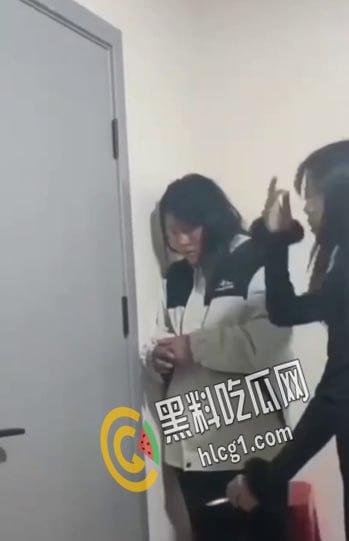 “说话呀 你他妈要死啦？”一帮精神小太妹合伙把老实人骗到楼道角落里围殴暴打 拳脚相加 下手狠毒  第7张