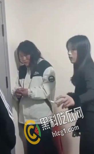 “说话呀 你他妈要死啦？”一帮精神小太妹合伙把老实人骗到楼道角落里围殴暴打 拳脚相加 下手狠毒  第8张