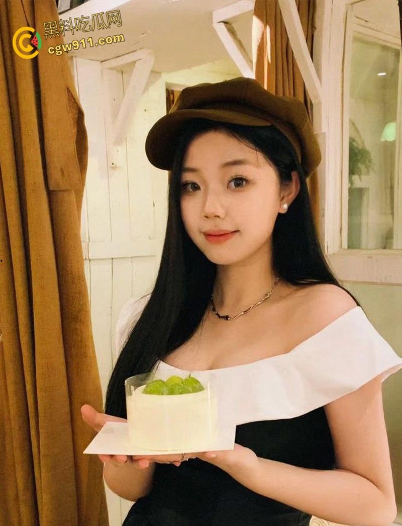 上海音乐学校学妹【刘依诺】，表面清纯可爱私下反差婊，蒙眼镜前跪地口交，无套狂插丰满翘臀 ！  第1张