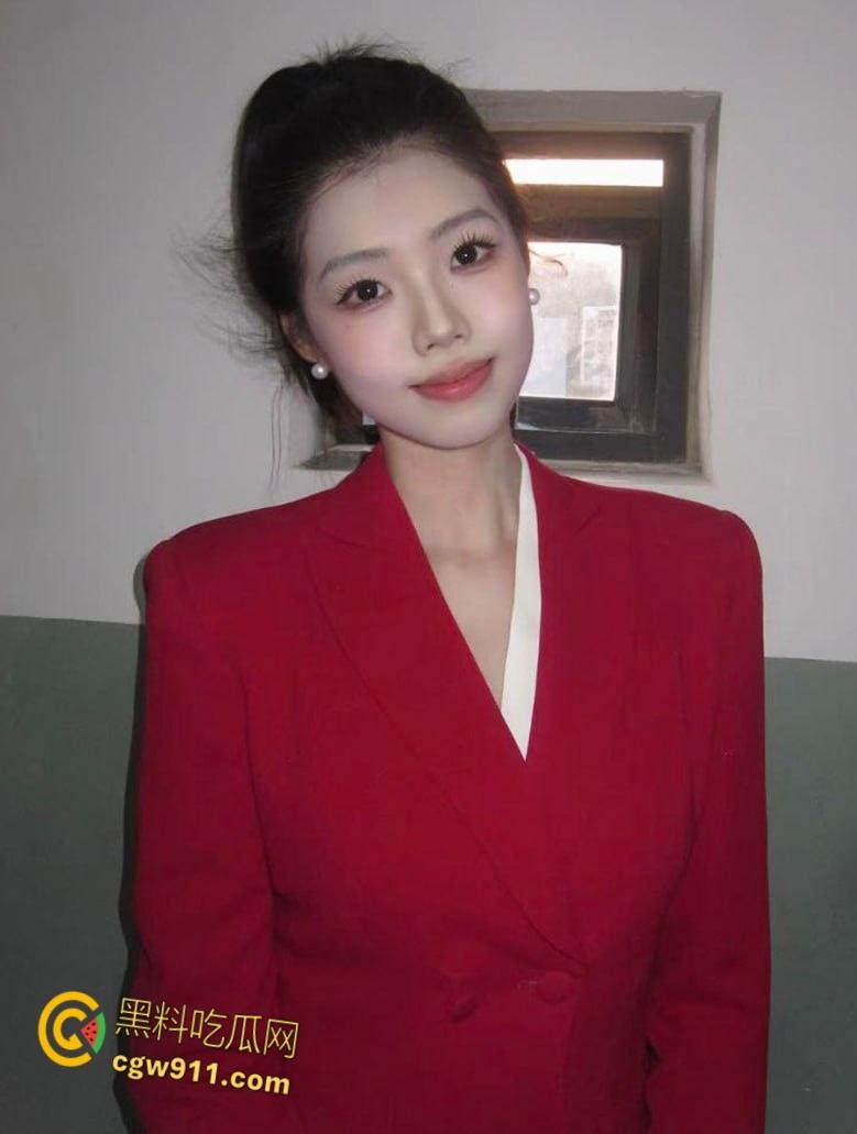 上海音乐学校学妹【刘依诺】，表面清纯可爱私下反差婊，蒙眼镜前跪地口交，无套狂插丰满翘臀 ！  第2张