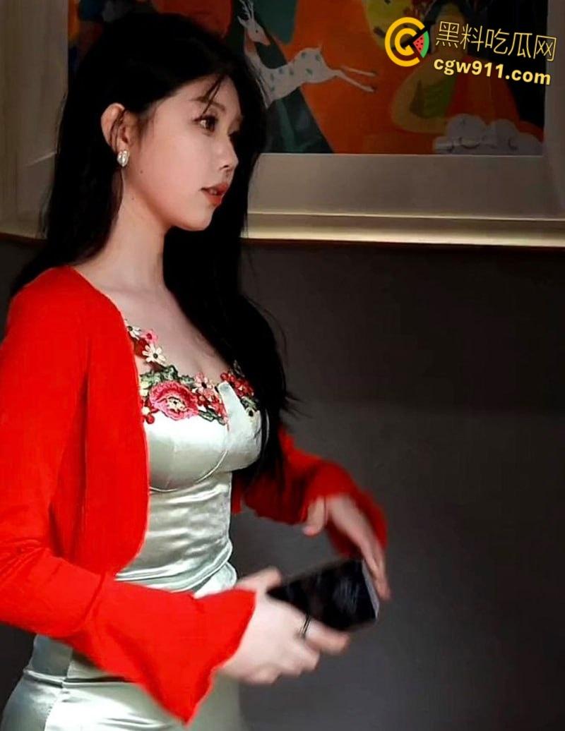 上海音乐学校学妹【刘依诺】，表面清纯可爱私下反差婊，蒙眼镜前跪地口交，无套狂插丰满翘臀 ！  第3张