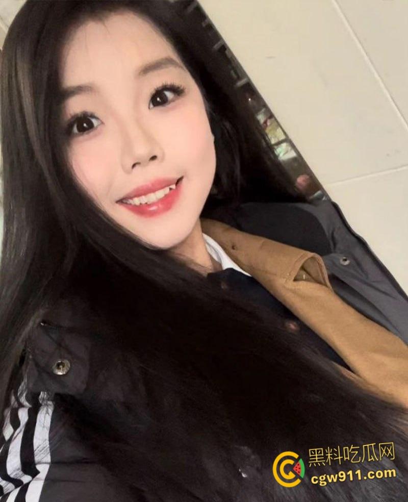 上海音乐学校学妹【刘依诺】，表面清纯可爱私下反差婊，蒙眼镜前跪地口交，无套狂插丰满翘臀 ！  第4张