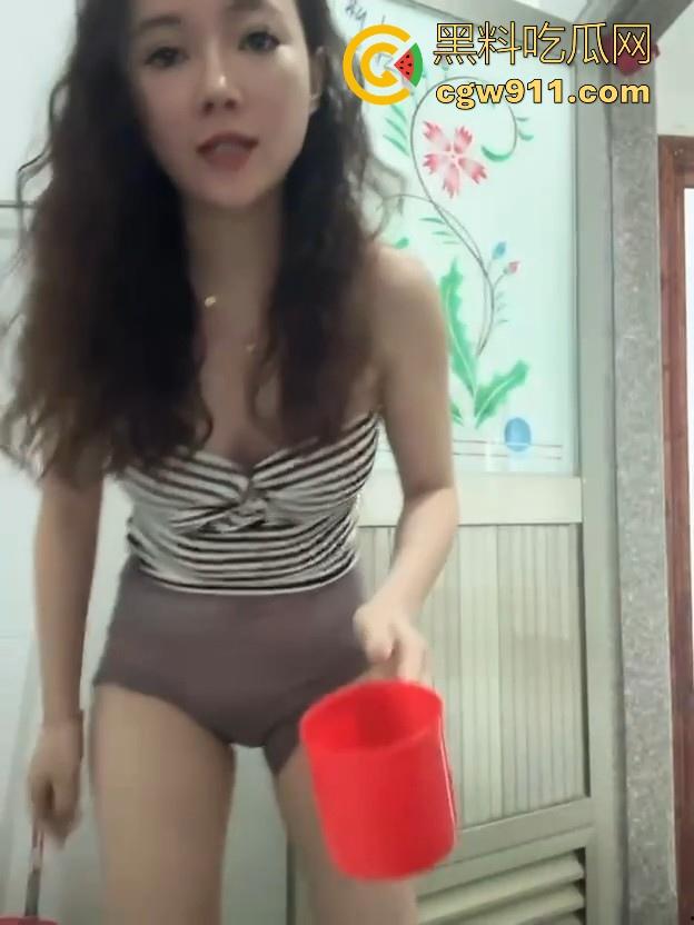 重口颜值少妇，为求流量直播喝自己的尿，骚逼母狗还喝的津津有味， 感觉问题不大！  第1张