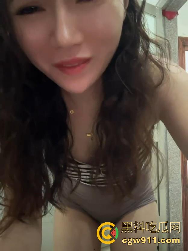 重口颜值少妇，为求流量直播喝自己的尿，骚逼母狗还喝的津津有味， 感觉问题不大！  第8张