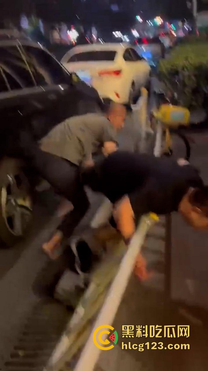 泰州两男子酒后互殴 重拳出击 脑袋都要开花了  第5张