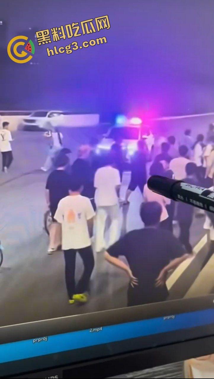 擒拿事件！便衣民警混入人群 捉拿 改装电动车精神小伙！直接无处遁形！  第3张